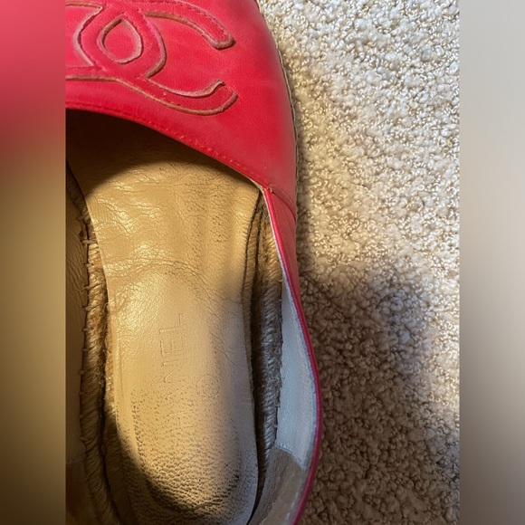 CHANEL Interlocking CC Logo Leather Espadrilles
SZ 40 Run small fits 39 $895 - Picture 5 of 7